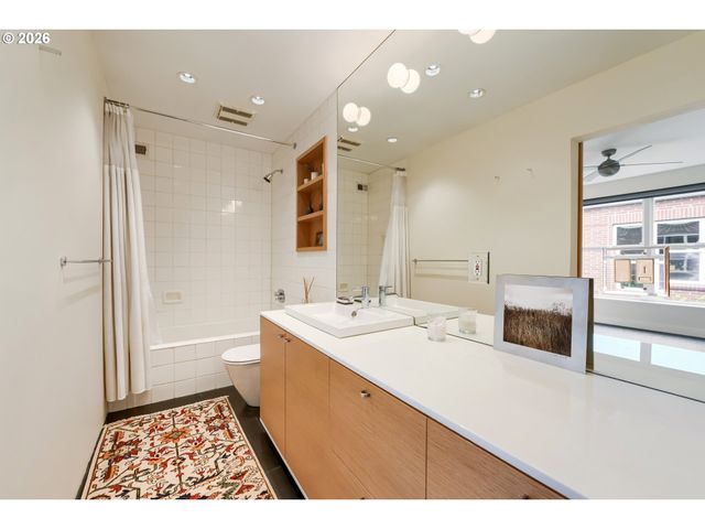 1009 Nw HOYT St 204, Portland, OR 97209