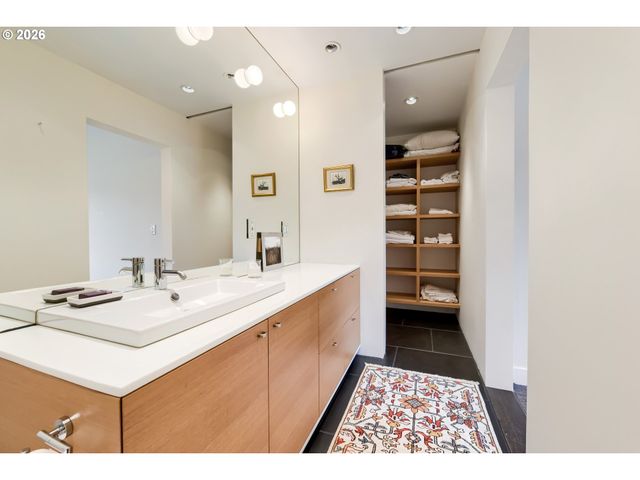 1009 Nw HOYT St 204, Portland, OR 97209