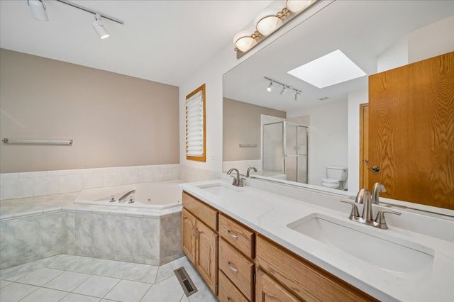 8424 Hollybrook Lane, Tinley Park, IL 60487