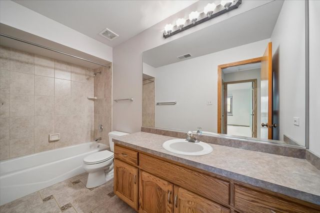 8424 Hollybrook Lane, Tinley Park, IL 60487