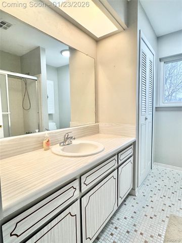 8211 DENWOOD Drive 6, Sterling Heights, MI 48312