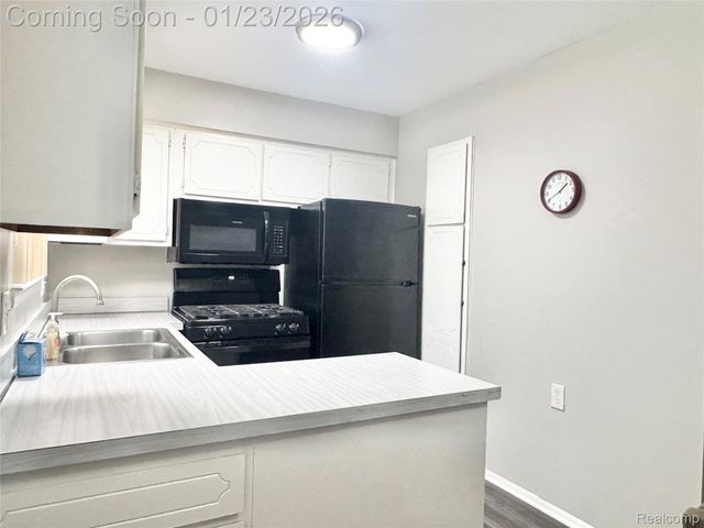 8211 DENWOOD Drive 6, Sterling Heights, MI 48312