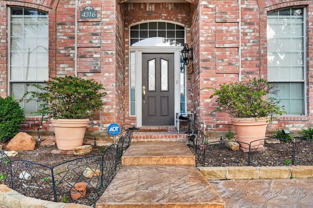 4316 Standridge Drive, The Colony, TX 75056 — photo 2
