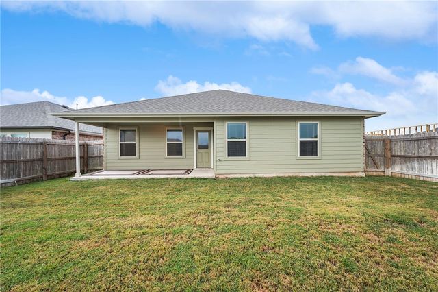 8004 Front Nine Lane, Navasota, TX 77868