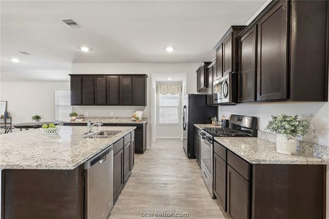 8004 Front Nine Lane, Navasota, TX 77868