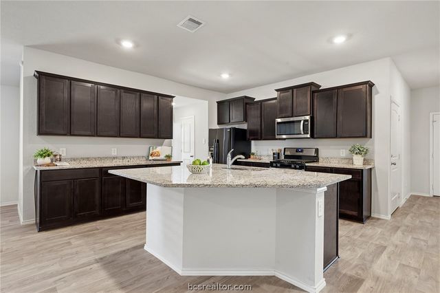 8004 Front Nine Lane, Navasota, TX 77868