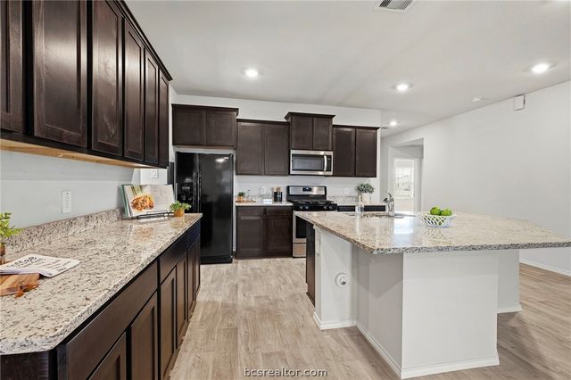 8004 Front Nine Lane, Navasota, TX 77868