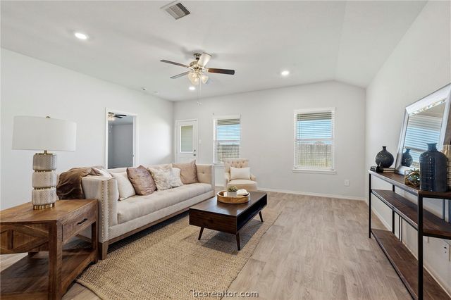 8004 Front Nine Lane, Navasota, TX 77868