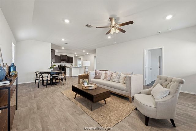 8004 Front Nine Lane, Navasota, TX 77868