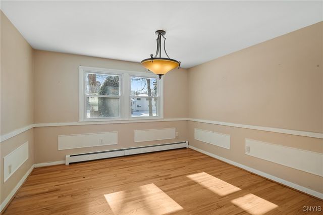 303 Victoria Park Dr, Salina, NY 13088