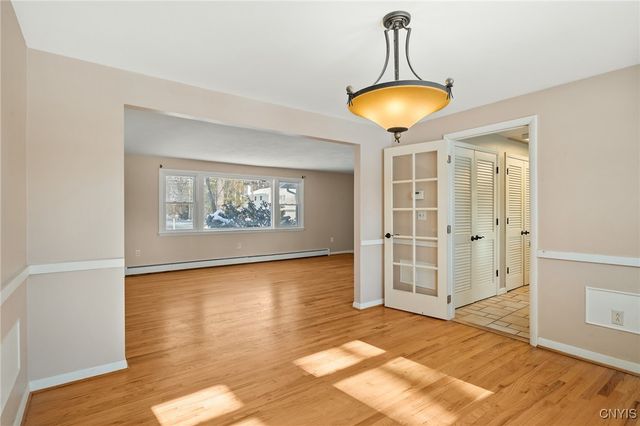 303 Victoria Park Dr, Salina, NY 13088