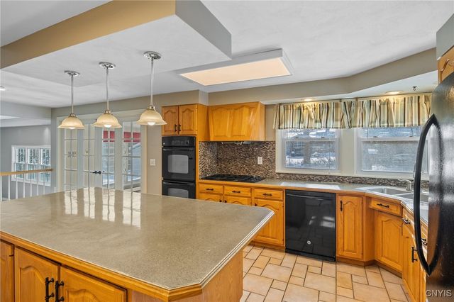 303 Victoria Park Dr, Salina, NY 13088