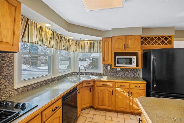 303 Victoria Park Dr, Salina, NY 13088