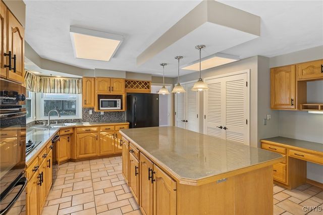 303 Victoria Park Dr, Salina, NY 13088