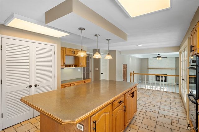 303 Victoria Park Dr, Salina, NY 13088