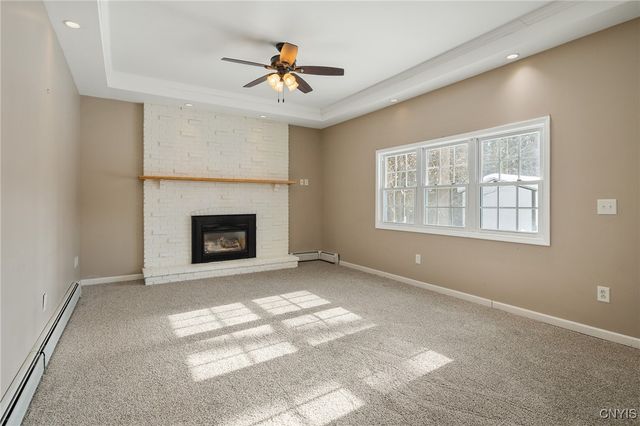 303 Victoria Park Dr, Salina, NY 13088