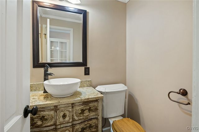 303 Victoria Park Dr, Salina, NY 13088