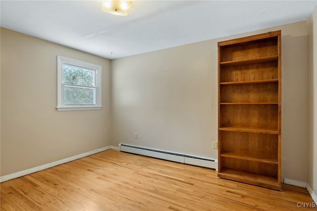 303 Victoria Park Dr, Salina, NY 13088