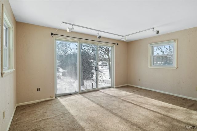 303 Victoria Park Dr, Salina, NY 13088