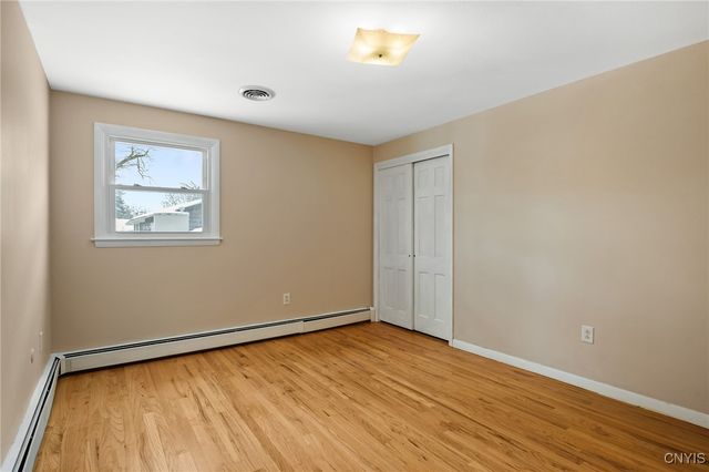 303 Victoria Park Dr, Salina, NY 13088