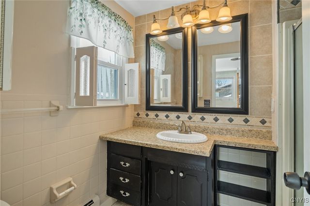 303 Victoria Park Dr, Salina, NY 13088