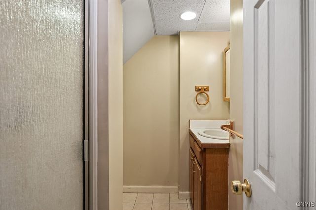 303 Victoria Park Dr, Salina, NY 13088