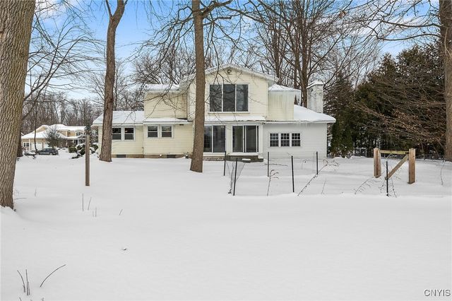 303 Victoria Park Dr, Salina, NY 13088