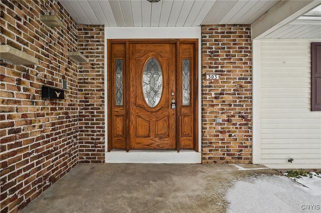 303 Victoria Park Dr, Salina, NY 13088