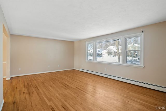 303 Victoria Park Dr, Salina, NY 13088