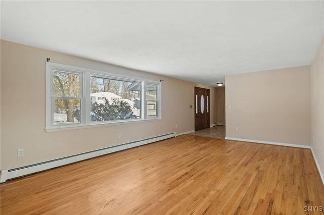 303 Victoria Park Dr, Salina, NY 13088