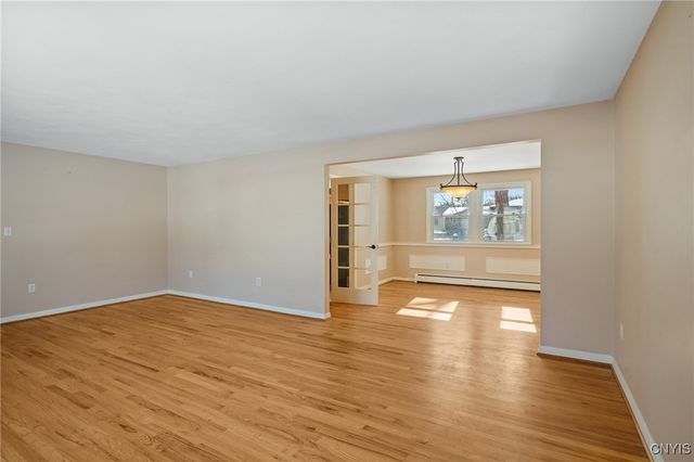 303 Victoria Park Dr, Salina, NY 13088