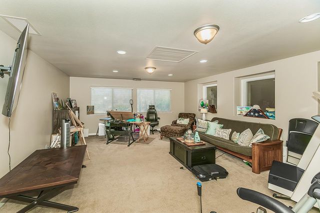 1923 N Douglas Avenue, Clovis, CA 93619