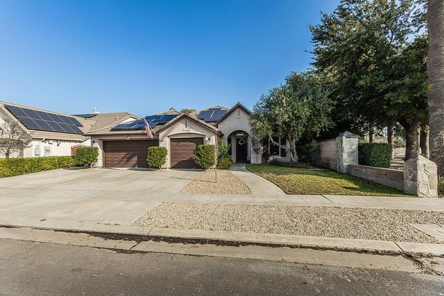 1923 N Douglas Avenue, Clovis, CA 93619