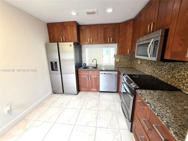 14237 SW 94th Cir Ln 103, Miami, FL 33186