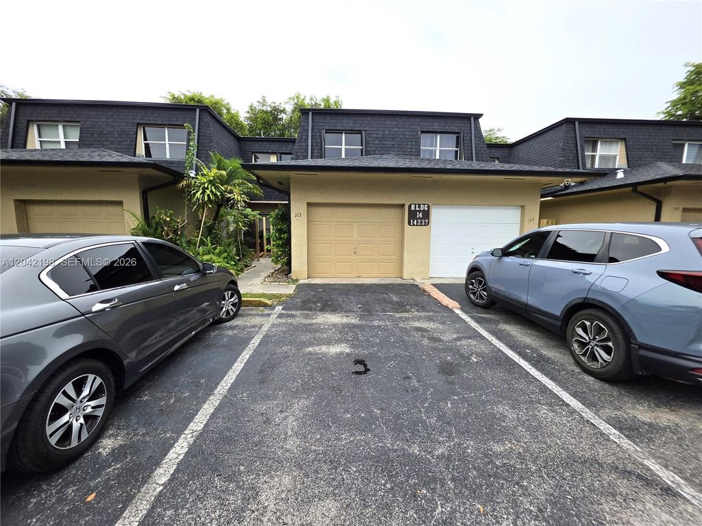 14237 SW 94th Cir Ln 103, Miami, FL 33186