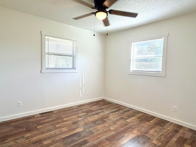 720 N Elliott Avenue, Aurora, MO 65605