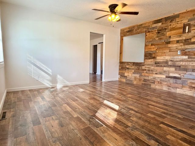 720 N Elliott Avenue, Aurora, MO 65605