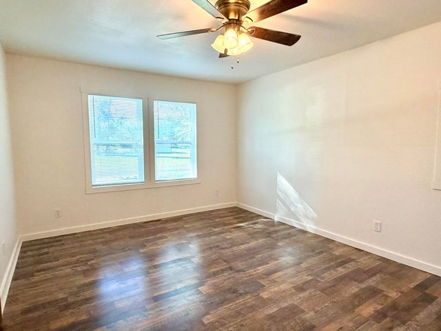 720 N Elliott Avenue, Aurora, MO 65605