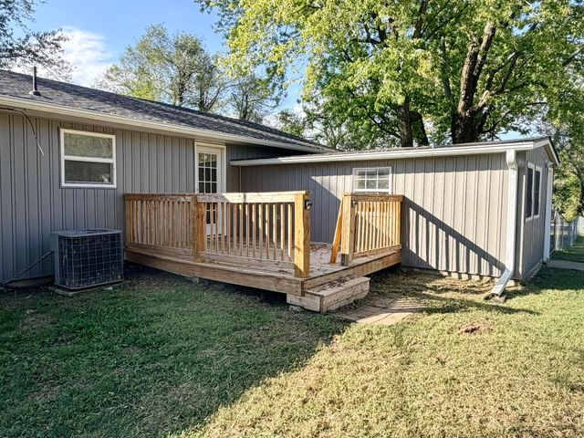 720 N Elliott Avenue, Aurora, MO 65605