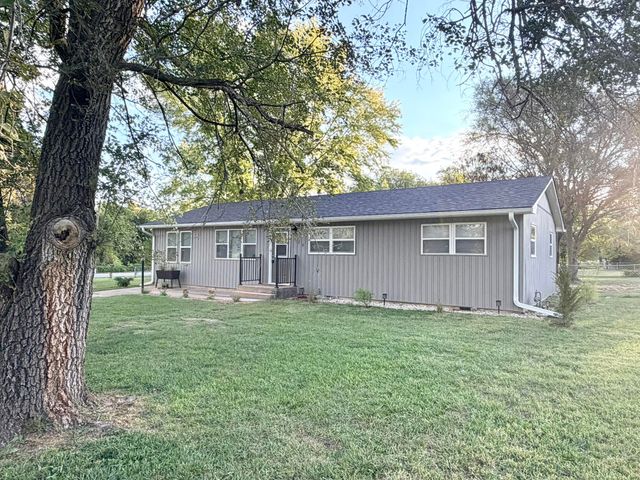 720 N Elliott Avenue, Aurora, MO 65605