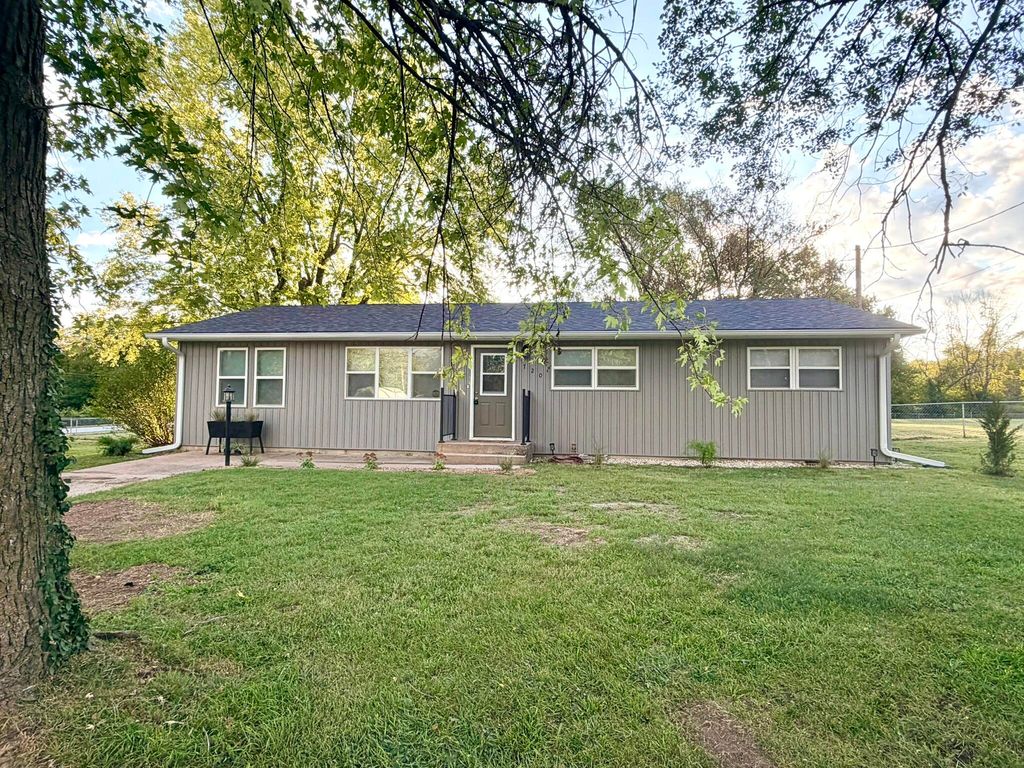 720 N Elliott Avenue, Aurora, MO 65605
