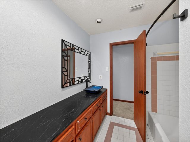 222 Indiana RD, Lockhart, TX 78644