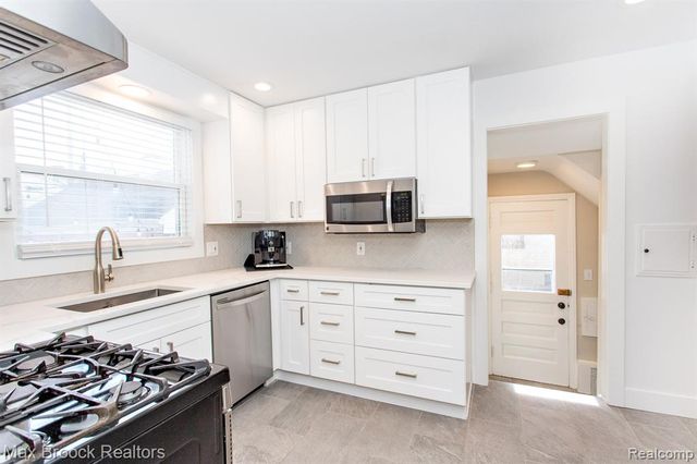 26434 Wyoming Road, Huntington Woods, MI 48070