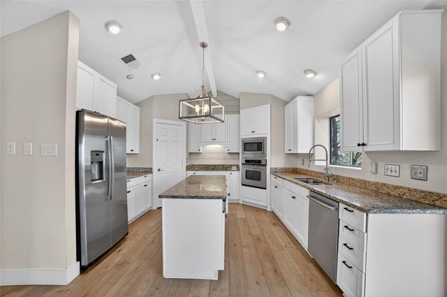 108 Schooner DR, Lakeway, TX 78738