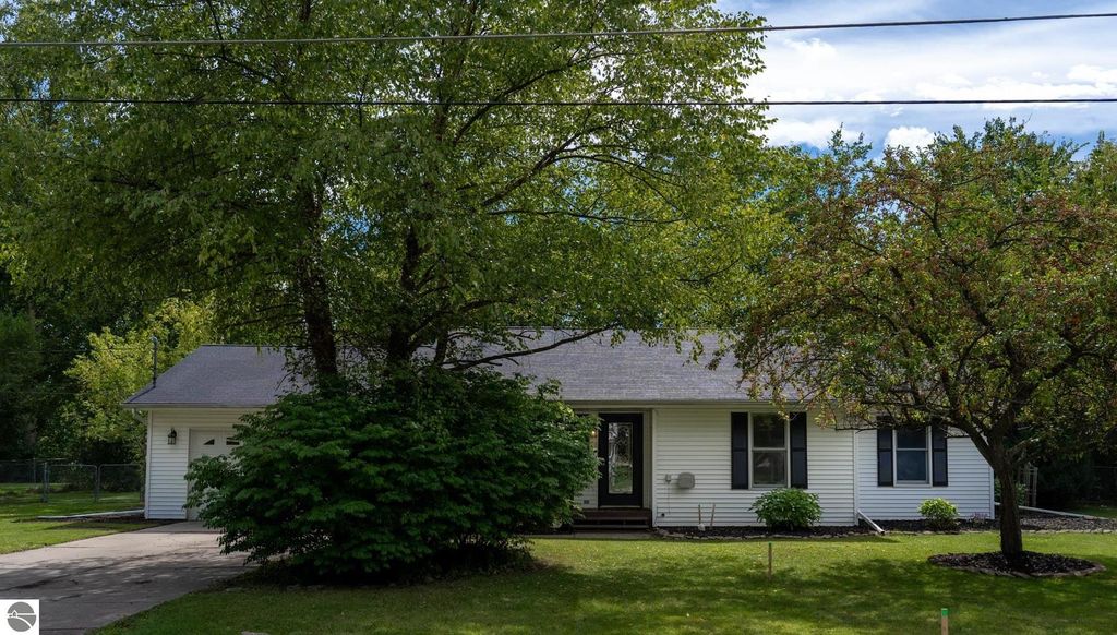 Image 1 of property listing at 514 Brown Street, Alma, MI 48801