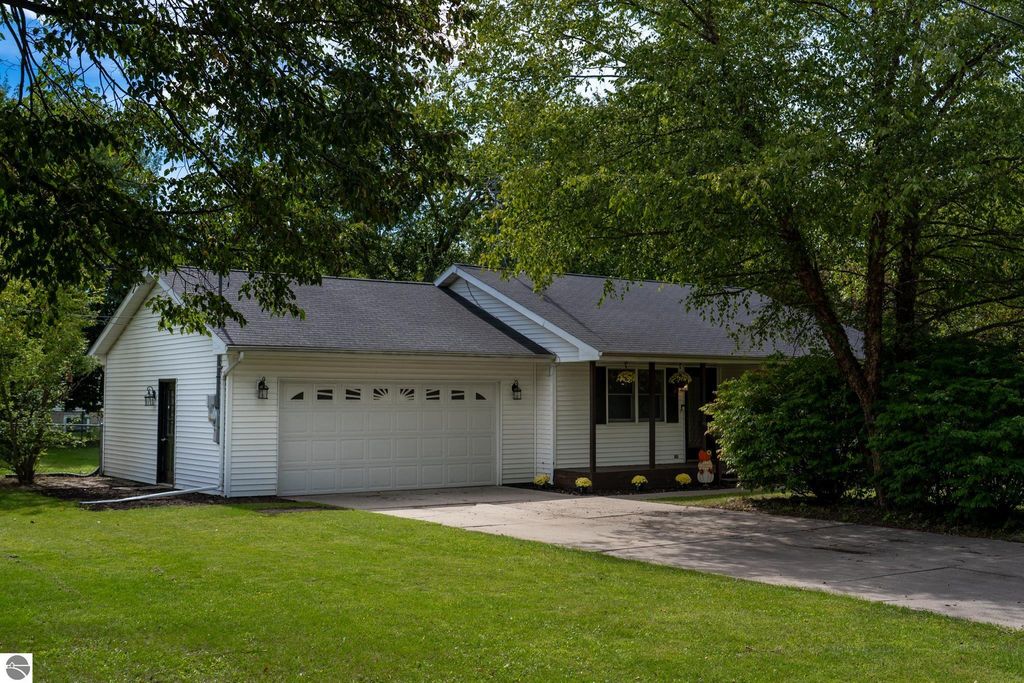 Image 2 of property listing at 514 Brown Street, Alma, MI 48801