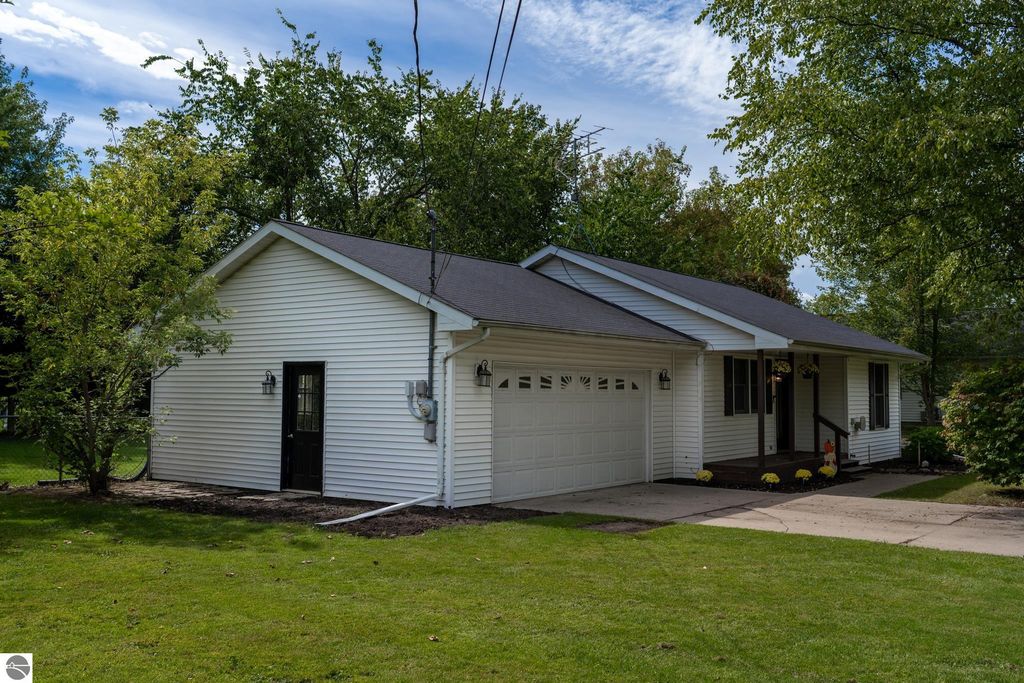 Image 6 of property listing at 514 Brown Street, Alma, MI 48801