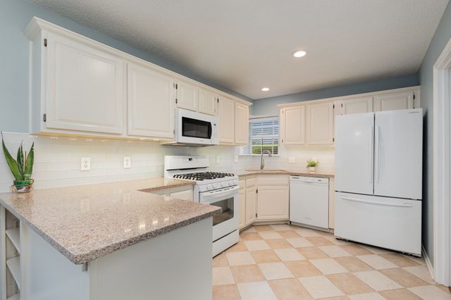 900 Valley View Drive, Lewisville, TX 75067