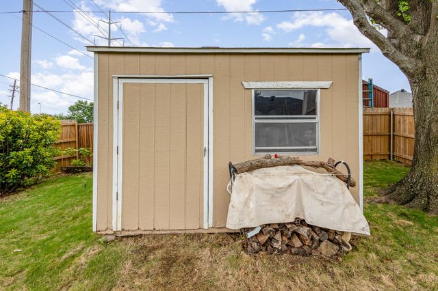 900 Valley View Drive, Lewisville, TX 75067
