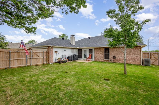 900 Valley View Drive, Lewisville, TX 75067